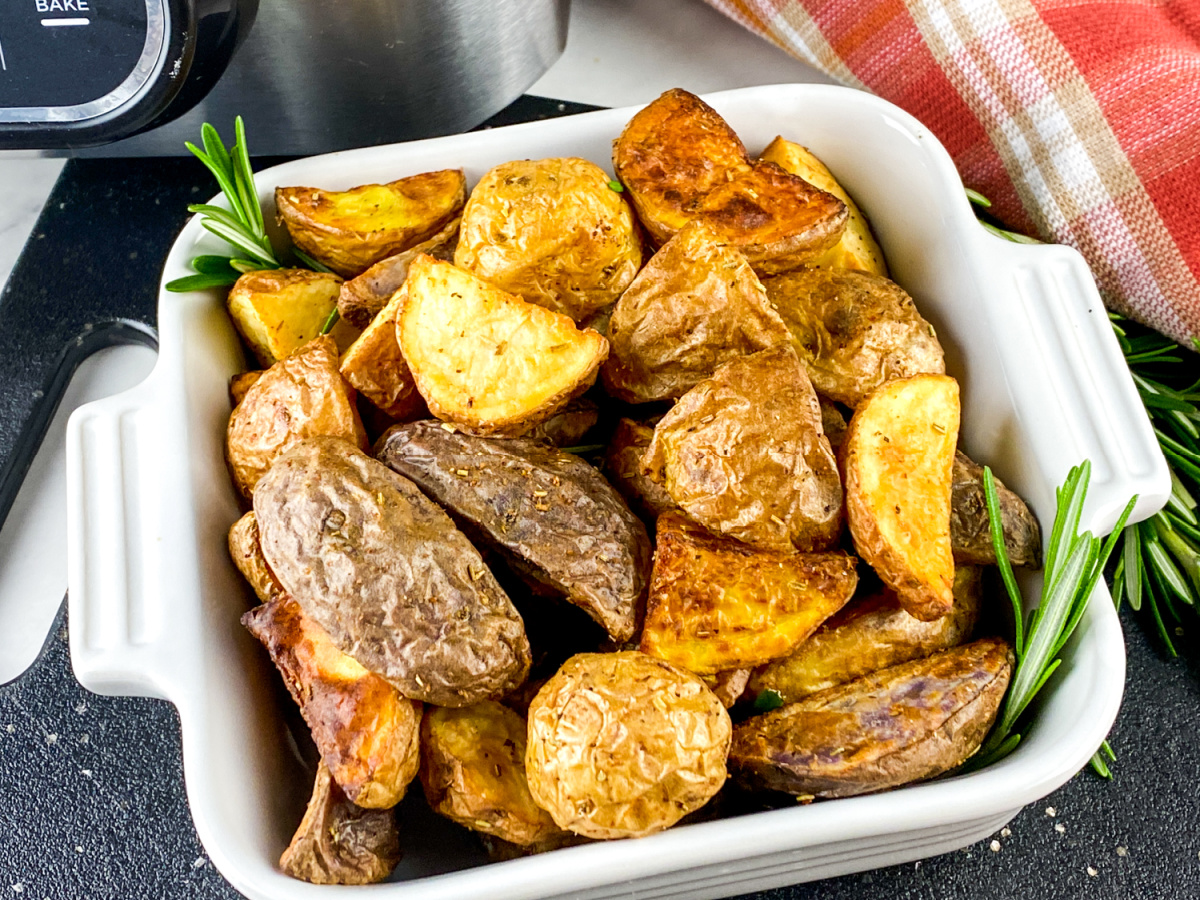 Crispy air fryer rosemary potatoes